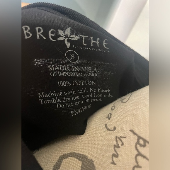 🍂 Breathe Black Graphic crop top T-Shirt EUC - Picture 2 of 3